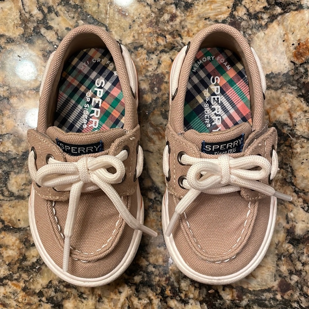 Like brand new! Toddler Sperry shoes size 6.